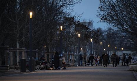 Warga berjalan di Mauerpark, Berlin, Jerman. Menurut sebuah laporan oleh organisasi kesejahteraan Jerman, kemiskinan di Jerman telah mencapai rekor tertinggi. Ilustrasi.