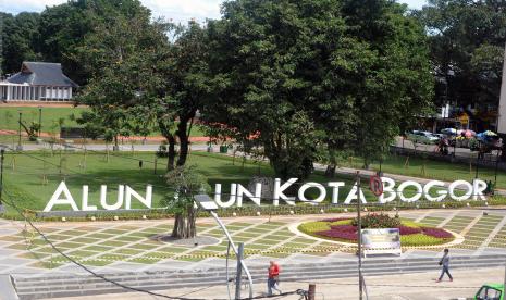 Warga berjalan di pedestrian Alun-Alun Kota Bogor, Jawa Barat (ilustrasi)