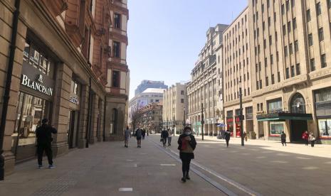 Warga berjalan di pedestrian yang kosong di Shanghai, China, Senin (29/3/2022). Shanghai melakukan karantina wilayah dua tahap terhadap 26 juta penduduknya pada Senin.