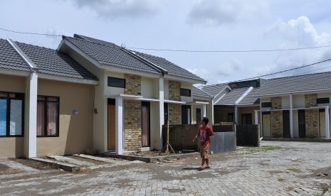 Warga berjalan di perumahan Kredit Pemilikan Rumah (KPR) Bank BTN di Kelurahan Tegal Gede, Sumbersari, Jember, Jawa Timur, Kamis (9/3).