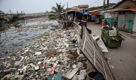 Warga berjalan di samping Kali Dadap yang dipenuhi sampah di Kosambi, Kabupaten Tangerang, Banten, Kamis (22/9/2022). Kali tersebut dipenuhi oleh sampah rumah tangga yang menimbulkan bau tak sedap dan berpotensi menyebarkan berbagai penyakit bagi warga sekitarnya. 