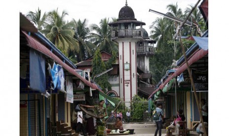   Warga berjalan di sebuah pasar tradisional yang terletak dekat sebuah masjid di Thandwe, Rakhine, Myanmar, Rabu (2/10).   (AP/Khin Maung Win)