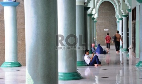 Warga berjalan dikoridor Masjid Raya Al Azzom, Tangerang, Selasa (28/4).  (Republika/ Tahta Aidilla)