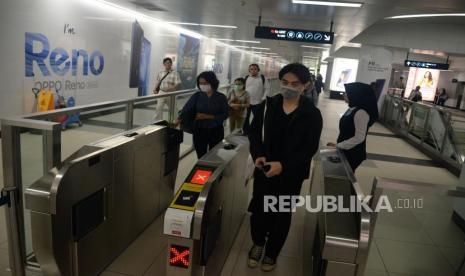 Warga berjalan keluar Stasiun MRT Bundaran HI, Jakarta.