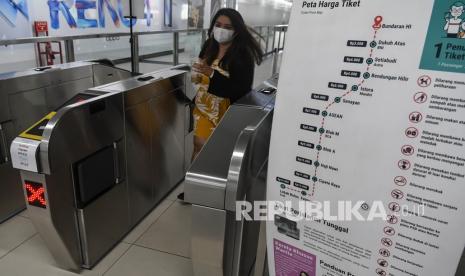 Warga berjalan keluar stasiun usai menggunakan angkutan kereta Moda Raya Terpadu (MRT) di Jakarta, Ahad (30/8/2020). MRT Jakarta tetap beroperasi normal pada Jumat (9/10), sehari setelah terjadi kericuhan di sejumlah lokasi di Ibu Kota seperti di kawasan Sudirman-MH Thamrin. 