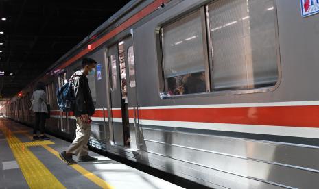 Warga berjalan masuk ke dalam rangkaian kereta rel listrik (KRL) Commuterline di Stasiun BNI City, Jakarta, Senin (1/8/2022). PT Kereta Api Indonesia (Persero) atau KAI angkat suara perihal tanda pagar (tagar) #KAIsedangtidakbaikbaiksaja yang ramai diperbincangkan di media sosial, Twitter. 