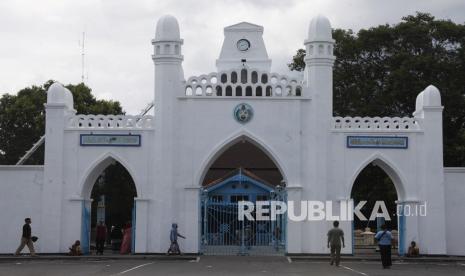 Kemenag Surakarta Perketat Aturan Tempat Ibadah, Khutbah Hanya Boleh 15 Menit. Warga berjalan melewati gapura di kawasan wisata Masjid Agung Solo, Jawa Tengah.