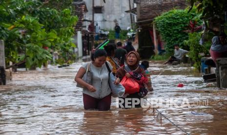 Warga berjalan menerobos banjir di Pandeglang, Banten, ilustrasi. Sedikitnya tiga kecamatan di Kabupaten Pandeglang, Banten, terendam banjir akibat curah hujan tinggi.