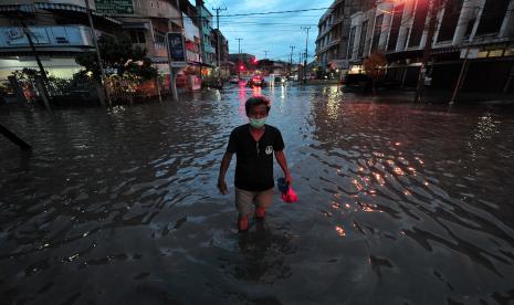 674 rumah dari lima kecamatan di Kabupaten Mempawah, Kalbar, terendam banjir.