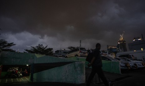 Warga berjalan saat awan mendung di kawasan Menteng, Jakarta, Rabu (28/8/2019). (Antara/Aprillio Akbar)