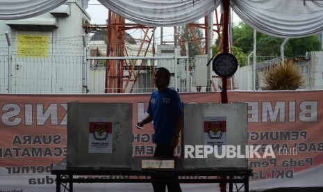 Warga berjalan untuk memasukan surat suara ke kotak suara saat pemungutan suara ulang (PSU) putaran kedua Pilkada DKI Jakarta di TPS 01 Gambir, Jakarta, Sabtu (22/4).