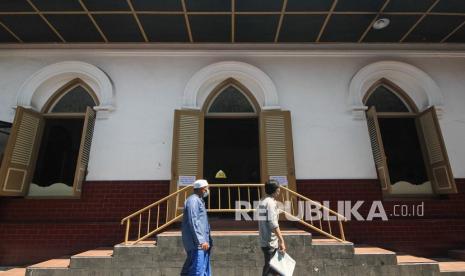 Warga berjalan usai melaksanakan sholat Jumat di Masjid Jami Peneleh, Surabaya, Jawa Timur, Jumat (16/4/2021). Masjid yang didirikan oleh Sunan Ampel dan terletak di kawasan Peneleh itu merupakan salah satu masjid tua di Surabaya. DMI Surabaya Ingin Masjid Punya Fungsi Pemberdayaan Ekonomi Umat