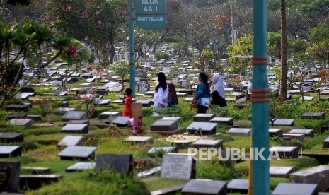  Warga berjalan usai melakukan ziarah kubur di Tempat Pemakaman Umum (TPU) Karet Bivak, Jakarta, Jumat (19/5).