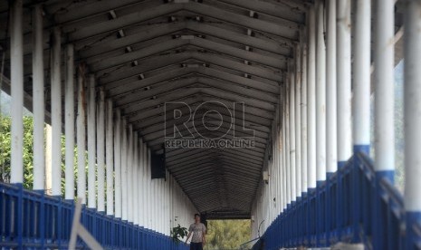 Warga berjalandi Jalur Pejalan kaki pada dermaga 5 Pelabuhan Merak, Banten, Jumat (29/5).   (Republika/Tahta Aidilla)