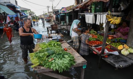 Aktivitas pasar di kawasan Bagan Deli, Belawan, Medan, Sumatera Utara, Ahad (17/4/2022). Bank Indonesia (BI) memproyeksikan inflasi pada Mei 2023 akan terus turun. 