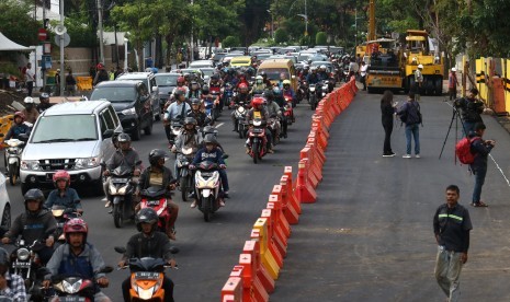 Warga berkendara di bekas lokasi jalan ambles di Jalan Raya Gubeng, Surabaya, Jawa Timur, Jumat (28/12/2018).