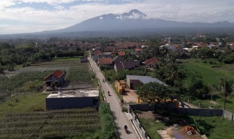 Warga berkendara di jalan yang dibangun mengunakan dana desa 2018, di Desa Laladon, Bogor, Jawa Barat, Jumat (28/12/2018). 