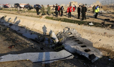 Iran Ingin Selidiki Rekaman Kotak Hitam Pesawat Ukraina. Warga berkerumun di antara puing pesawat Ukraina yang jatuh di Shahedshahr, barat daya ibu kota Teheran, Iran, Rabu (8/1). Pesawat itu membawa 176 penumpang yang jatuh tak lama setelah lepas landas.