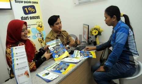 Warga berkonsultasi tentang pajak di gerai layanan terpadu saat pembukaan Gerai Layanan Terpadu di Pasar Tanah Abang, Jakarta Pusat, Selasa (1/9).