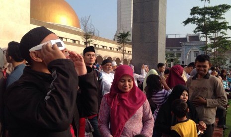 Warga berkumpul di Alun-Alun Bandung untuk menyaksikan gerhana matahari pagi ini, (9/3).