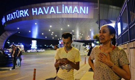 Warga berkumpul di pintu masuk Bandara Ataturk di Istanbul, Turki, Rabu, 29 Juni 2016. Ledakan bom menewaskan 31 orang dan melukai puluhan lain.