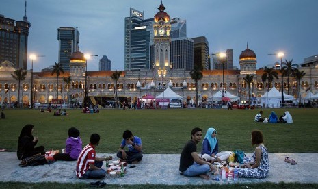 Warga berkumpul di sebuah taman di Kuala Lumpur, Malaysia.