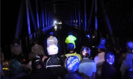  Warga berkumpul menyaksikan terjangan lahar dingin di Sungai Konto, Kandangan, Pare, Kediri, Jawa Timur, Selasa (18/2). 