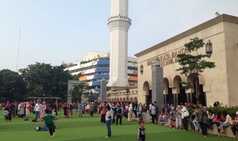 Warga berkumpul pagi ini di Alun-Alun Bandung, (9/3), menyaksikan fenomena langka gerhana matahari.