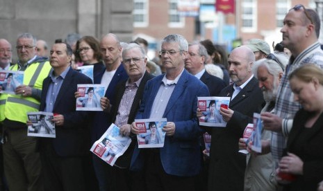 Warga berkumpul saat peringatan terbunuhnya wartawan Lyra McKee (29 tahun) di Dublin, Irlandia, Selasa (23/4).