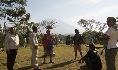 Warga berkumpul untuk mencari infromasi aktifitas Gunung Agung di Pos Pemantauan Desa Rendang, Karangasem, Bali, Selasa (19/9).