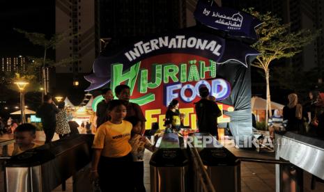 Warga berkunjung ke acara International Hijriah Food Festival di Plaza Masjid At-Thohir, Depok, Jawa Barat, Ahad (7/7/2024). International Hijriah Food Festival 2024 digelar di empat kota yakni di Depok, Tangerang, Surabaya dan Solo yang berlangsung hingga 28 Juli mendatang. Kegiatan tersebut menyajikan festival kuliner makanan khas Indonesia dan makanan internasional, penampilan tarian khas China, playground hingga pertunjukan pesta kembang api. Kegiatan tersebut digelar dalam rangka menyemarakan Tahun Baru Islam 1 Muharam 1446 Hijriah.