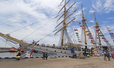 Warga berkunjung ke KRI Dewaruci saat program Openship di Pelabuhan Cirebon, Jawa Barat, Senin (1/3/2021). KRI Dewaruci yang sandar di pelabuhan tersebut menjadi perhatian warga yang ingin melihat kapal bertiang layar tinggi milik TNI AL itu.