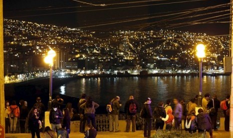 Warga berlari keluar rumah di Valparaiso City, Chile, setelah merasakan gempa sebesar 8,3 richter yang berpotensi tsunami.