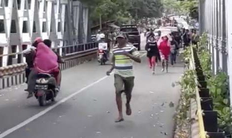 Warga berlarian karena panik akibat jembatan Beli di Lombok Utara retak akibat gempa bumi kembali mengguncang Lombok