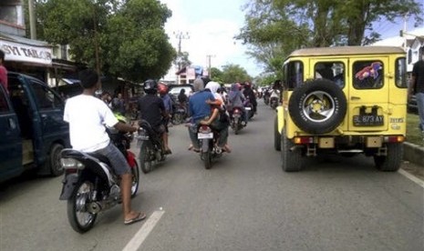 Warga berlarian ke dataran yang lebih tinggi usai gempa yang terjadi di Banda Aceh, Rabu (11/4). 