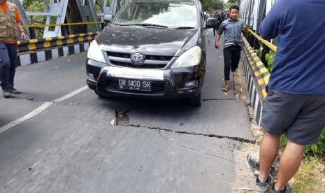 Warga Berlarian Menyebrang Jembatan yang Retak di Lombok Utara.