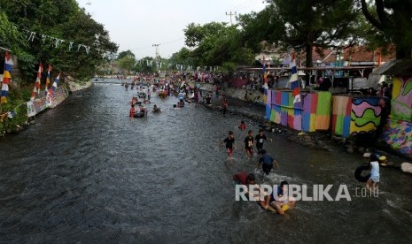  Warga bermain di Kampung Warna-Warni di Katulampa, Bogor Timur, Jawa Barat, Ahad (6/8). 