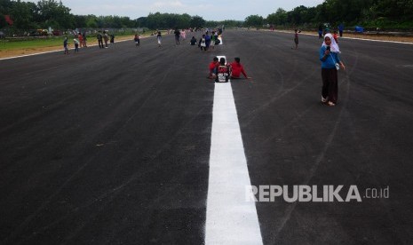 Warga bermain di landasan pacu Bandara Ngloram, Cepu, Blora, Jawa Tengah, Sabtu (11/1/2020).