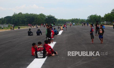 Warga bermain di landasan pacu Bandara Ngloram, Cepu, Blora, Jawa Tengah, Sabtu (11/1/2020).