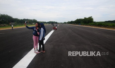 Warga bermain di landasan pacu Bandara Ngloram, Cepu, Blora, Jawa Tengah, Sabtu (11/1/2020).