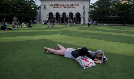 Warga bermain di Taman Alun-alun Bandung, Jawa Barat, Sabtu (30/10/2021). Pemerintah Kota Bandung kembali membuka sejumlah taman di masa PPKM level II dengan membatasi jam kunjungan hanya selama dua jam dan syarat wajib menunjukkan bukti vaksin serta kapasitas pengunjung hanya 25 persen.