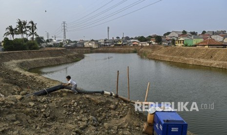 Warga bermain di waduk Kampung Rambutan di kawasan Ciracas, Jakarta, Senin (9/9/2019). 