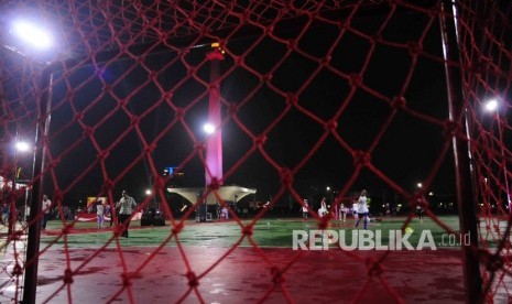 Warga bermain futsal saat peluncuran fasilitas baru di Active Park Plaza Timur Monumen Nasional (Monas), Jakarta.