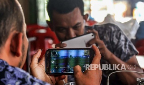 Warga bermain Game Online di Lhokseumawe, Provinsi Aceh, Kamis (3/1/2019). 