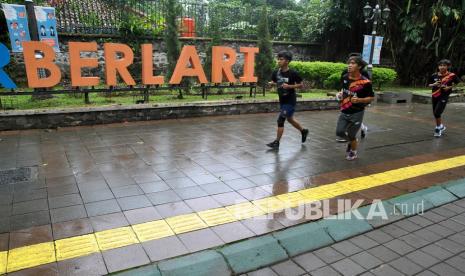 Warga berolahraga di pedestrian Kebun Raya Bogor, Jawa Barat. (ilustrasi)