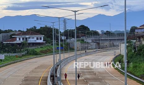 Warga berolahraga di ruas tol Pamulang - Cinere yang sudah selesai pembangunannya di kawasan Pondok Cabe, Tangerang Selatan, Banten.  PT Jasa Marga (Persero) Tbk mencatat total konsesi jalan tol yang dimiliki oleh Jasa Marga hingga akhir 2021 mencapai 1.603 kilometer di seluruh Indonesia. Corporate Communication dan Community Development Group Head Jasa Marga Dwimawan Heru mengatakan Jasa Marga juga pada 2021 menambah jalan tol yang dioperasikan.