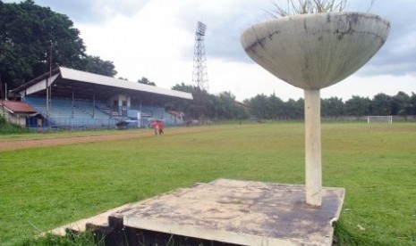 Warga berolahraga di Stadion Pajajaran, Kota Bogor, Jawa Barat, 5 Januari 2017. Kementerian Pekerjaan Umum dan Perumahan Rakyat akan merenovasi Stadion Pajajaran Bogor meliputi kualitas lapangan, tribun hingga ruang ganti pemain karena akan digunakan sebagai tempat latihan tim sepak bola pada penyelenggaraan multi event Asian Games 2018. 