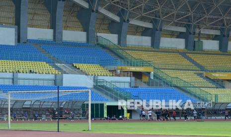 Warga berolahraga di Stadion Patriot Candrabhaga, Bekasi, Jawa Barat, Kamis (26/8). Pemkot Bekasi mengijinkan PT Liga Indonesia Baru menggunakan stadion tersebut untuk menggelar kompetisi pertandingan sepak bola BRI Liga 1 seri pertama tinggal menunggu ijin keramaian dari kepolisian. 