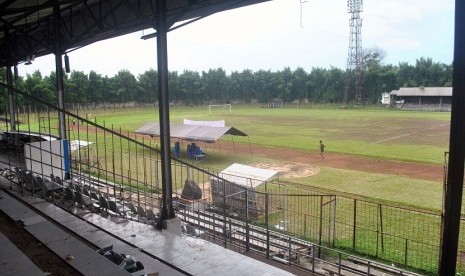 Warga berolahraga melewati rumput yang penuh lumpur di Stadion Pajajaran, Kota Bogor, Jawa Barat, Selasa (1/11).