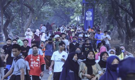 Warga berolahraga pada Hari Bebas Kendaraan Bermotor (HBKB) atau Car Free Day (CFD) -- ilustrasi